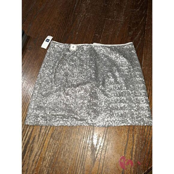 New 6 Gap Silver Sequin Embellished Lined Rear Zip Mini Skirt Holiday Party Club - Picture 1 of 2